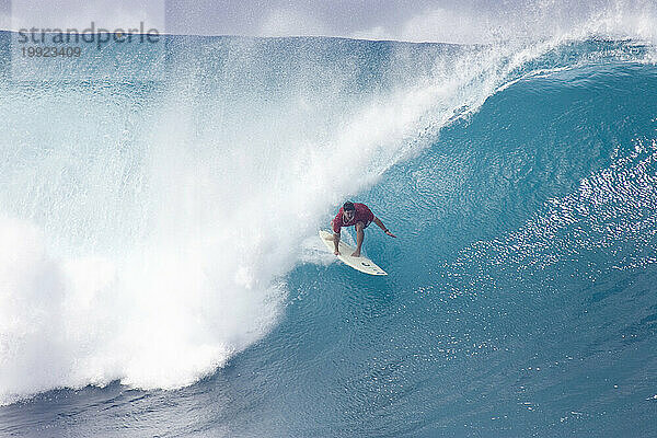 Mann surft in der Röhre bei Pipeline  Hawaii