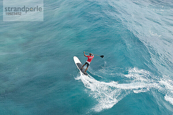 Ein Mann beim SUP-Surfen bei der Kuikaika Challenge in Oahu  14.02.08