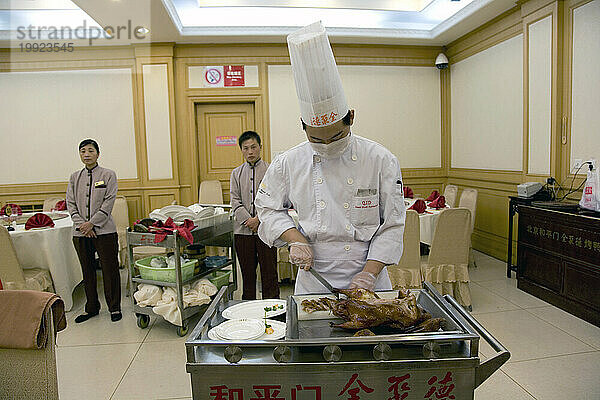 Ein Koch in einem Restaurant in Peking  China.