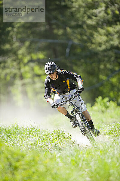 Mann beim Mountainbiken in Sun Valley  Idaho.