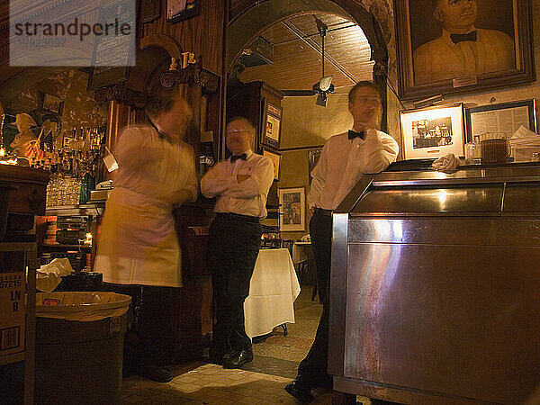 Kellner bereit für Kunden in einem Restaurant im French Quarter in der Innenstadt von New Orleans