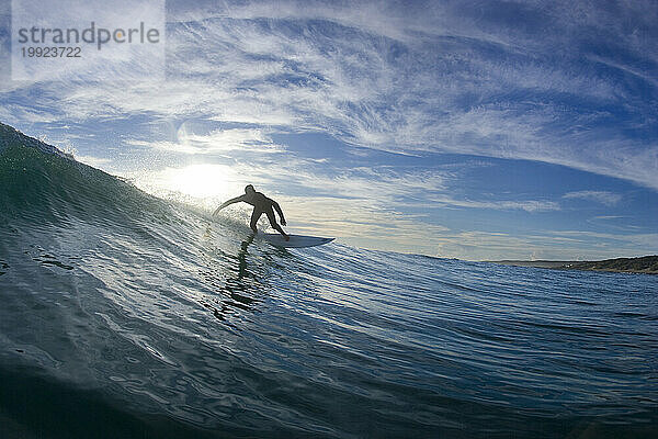 Hintergrundbeleuchteter Silhouette-Surfer
