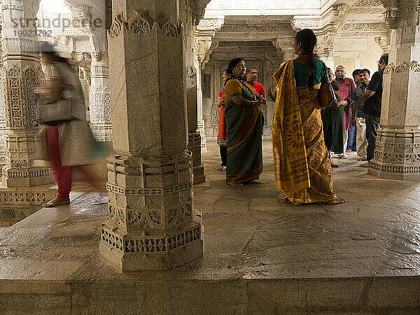 Menschen im Tempel in Raankpur  Rajasthan  Indien