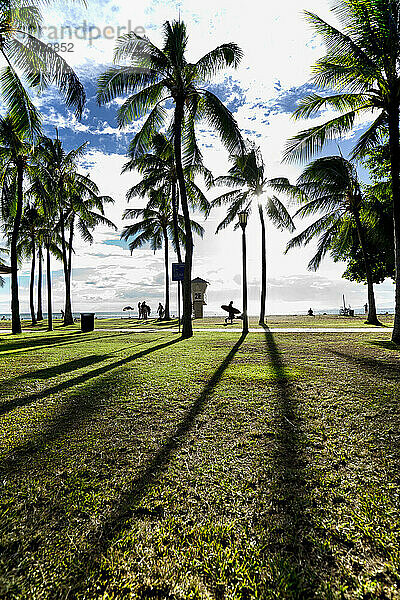 Am späten Nachmittag Silhouetten am Waikiki Beach in Honolulu