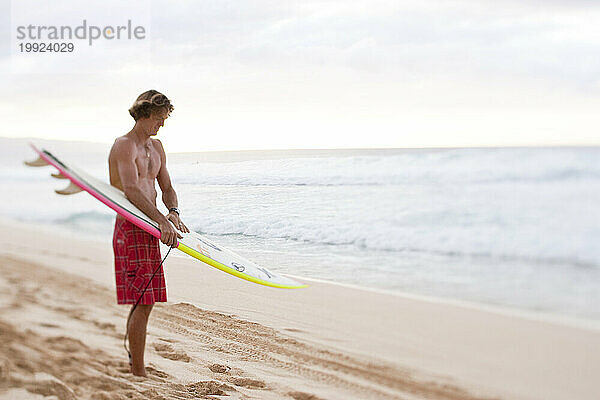 Ein Surfer am Strand von Pipeline  Hawaii