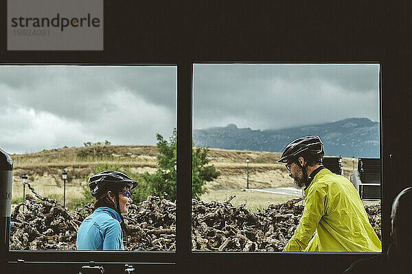 Zwei Radfahrer hinter Fenster  Pamplona  ??Navarra  Spanien