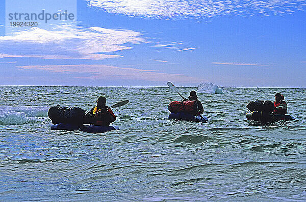 Dreierpack Sparrenkajak im Arktischen Ozean  Arctic National Wildlife Refuge  Alaska.