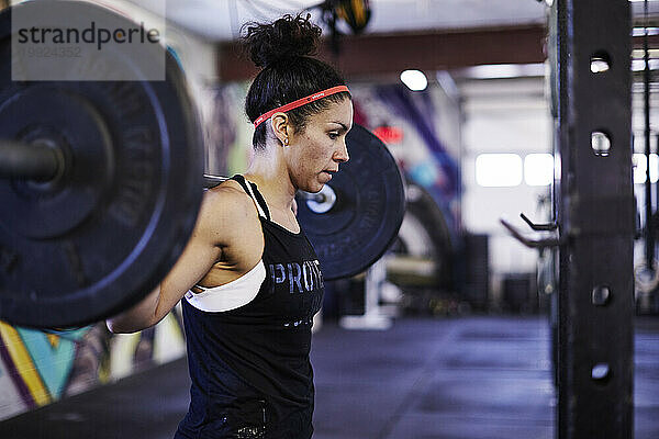 Eine Sportlerin trainiert in einem Crossfit-Fitnessstudio.