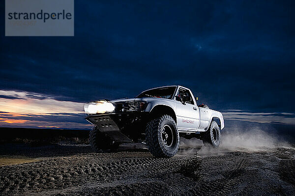 Ein Rallye-Truck im Baja-Stil fährt durch den Sand im Knolls Recreation Area  UT