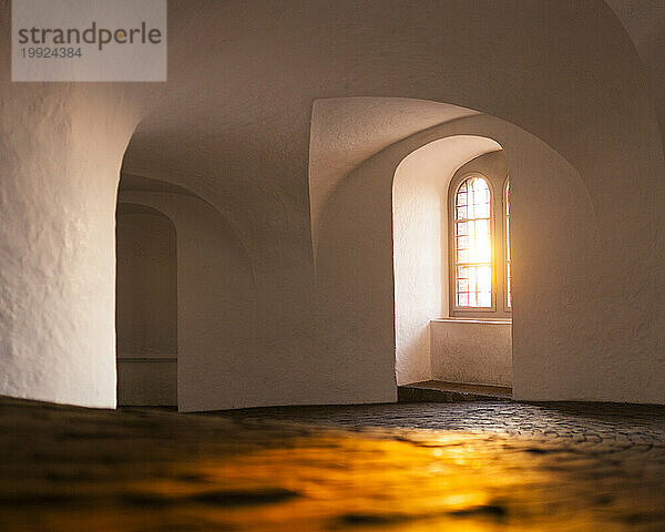 Warmes Licht des Sonnenuntergangs  das durch das Fenster auf Rundetaarn (Runder Turm)  Kopenhagen  Dänemark  strömt