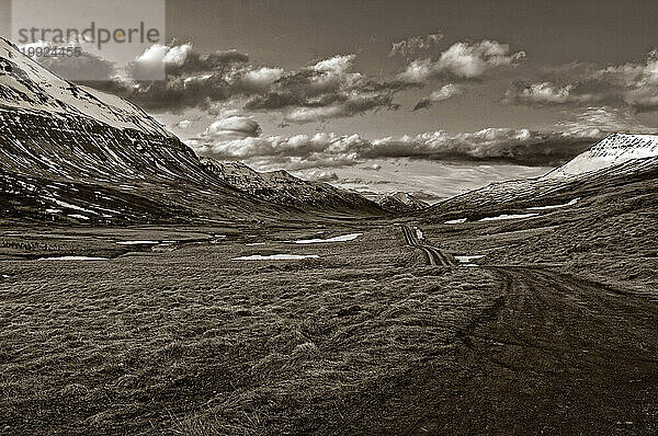 Die Straße nach Klaengsholl im Skidadalur-Tal in Island