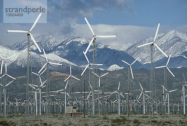 Windkraftanlagen in der Nähe der Berge im Süden Kaliforniens  USA.
