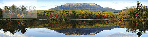 Ein Panoramablick auf den Mount Katahdin  der sich im Fluss in Maine spiegelt.