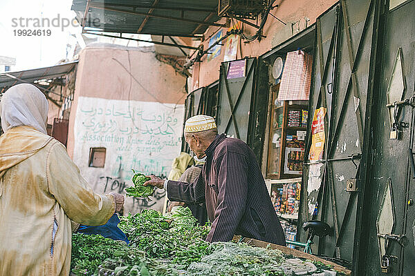 Straßenmarktszene in Medina  Marrakesch  Marokko