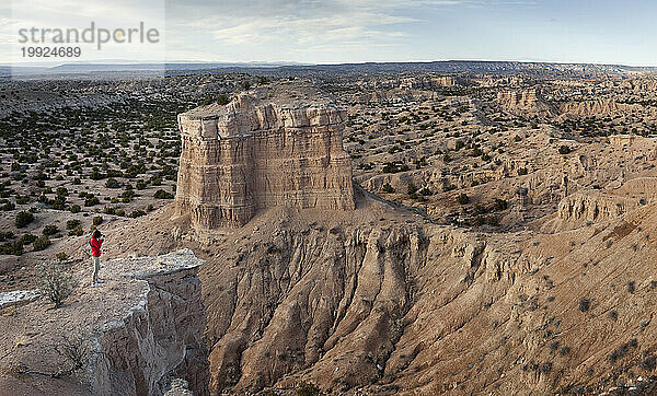 Eine Frau fotografiert eine Landschaft in New Mexico