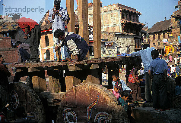 Bau eines großen Festwagens für ein Festival am Durbar Square  Bhaktapur  Nepal