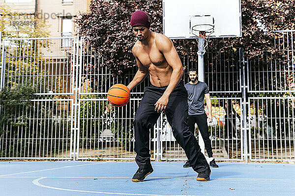 Mann in der Verteidigung  der mit seinem Freund Basketball spielt