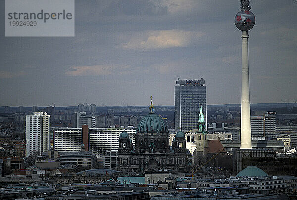 Berlin - Blick auf den Alexanderplatz im Bezirk Mitte in Ost-Berlin  Deutschland.