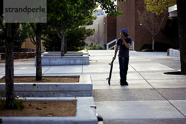 Ein Skateboarder sieht zu  wie ein Freund beim Skaten in einer Schule in Albuquerque  New Mexico  einen Trick ausführt.