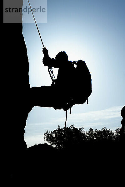 Silhouette eines männlichen Kletterers im Joshua Tree