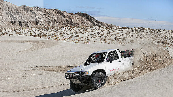 Ein Rallye-Truck im Baja-Stil fährt durch den Sand im Knolls Recreation Area  UT