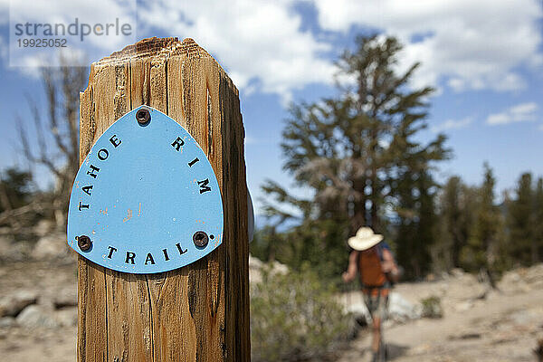 Eine Wanderung führt an einem Tahoe Rim Trail-Schild vorbei.