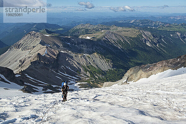 Bergsteiger auf dem Weg zum Inter-Gletscher des Mount Rainier in Richtung Camp Schurman  Mount-Rainier-Nationalpark  Washington State  USA