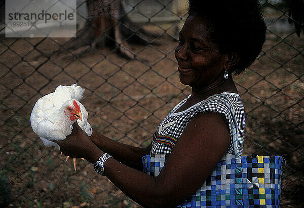 Frau mit Huhn