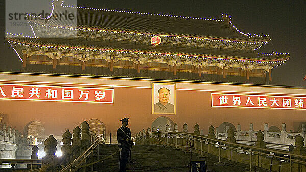Tor des himmlischen Friedens in der Nacht in Peking  China.