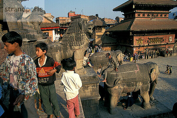 Kinder spielen am Durbar Square  Bhaktapur  Nepal