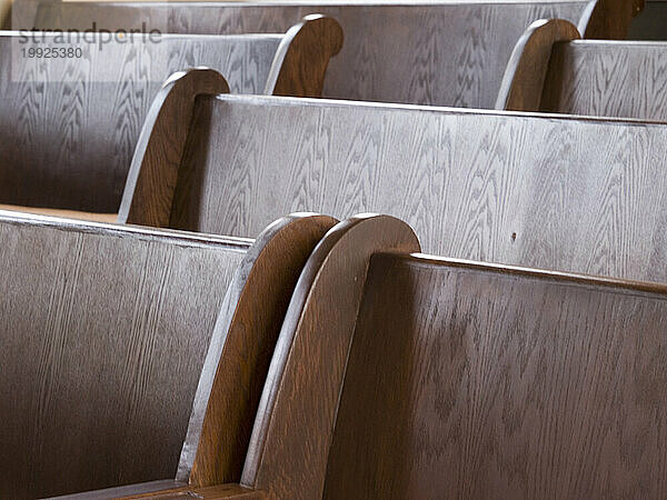 Kirchenbänke (oder Bänke/Sitze) in einer historischen jüdischen Synagage in Tucson  Arizona.