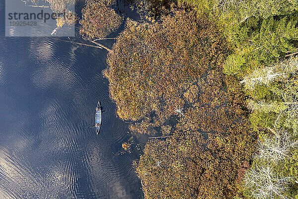 Luftaufnahme von zwei Personen beim Kanupaddeln in der Nähe von Sumpffeuchtgebieten
