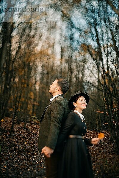 Verliebtes Paar in historischen Kostümen im Herbstwald