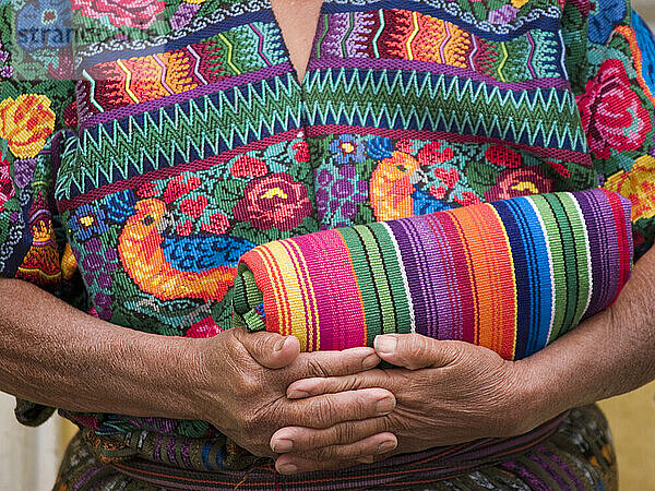 Eine Frau aus einer indigenen Gemeinschaft in Guatemala trägt traditionelle Kleidung in Antigua  Guatemala.