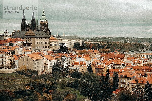 Panoramablick auf Prag an einem bewölkten Herbsttag