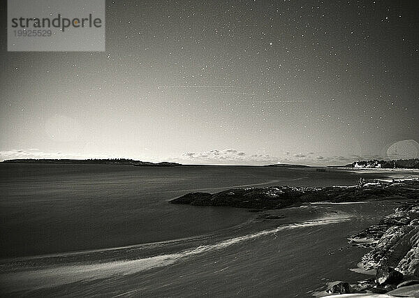 Die zerklüftete Küste von Maine  einschließlich des Leuchtturms von Seguin Island  ist auf diesem Nachtfoto aus dem Popham Beach State Park zu sehen.