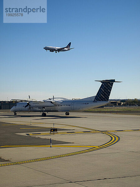 Kommerzieller Flugzeugverkehr am Flughafen in Newark  New Jersey  Vereinigte Staaten