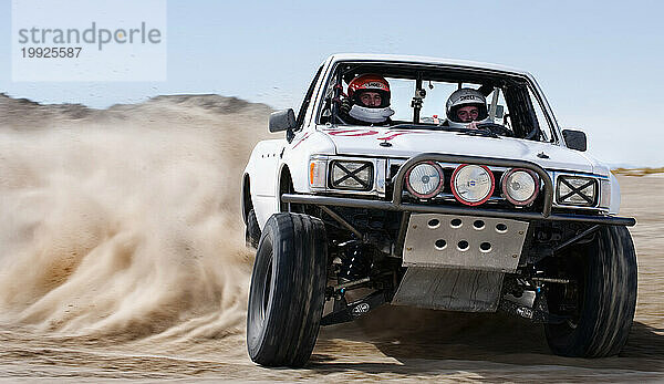 Ein Rallye-Truck im Baja-Stil fährt durch den Sand im Knolls Recreation Area  UT