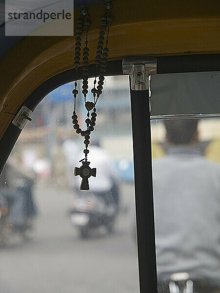 Rosenkranz hängt in einer motorisierten Rikscha in Bangalore.