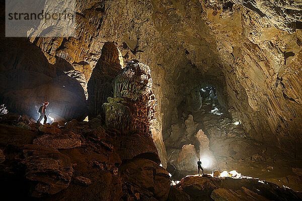 Höhlenforscher machen sich auf den Weg zum Ausgang von Hang Son Doong.