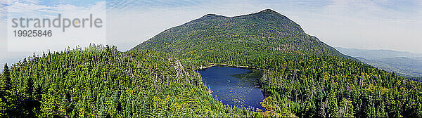 Ein Panoramablick auf einen Hochgebirgsteich in Maine.