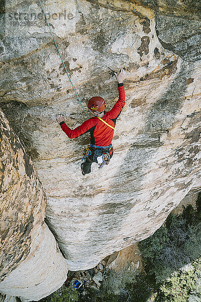 Ein Kletterer führt „Revoked“ (5 5) im Red Rock Canyon  Nevada