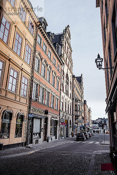 Straßenszene mit Stadthäusern in Stockholm  Schweden