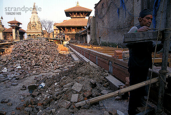 Restaurierungsarbeiten in Taumadhi Tole  Bhaktapur  Nepal