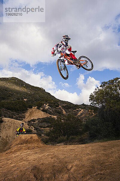 Zwei Mountainbiker fahren vom Sprung ab  Alpine  Kalifornien  USA