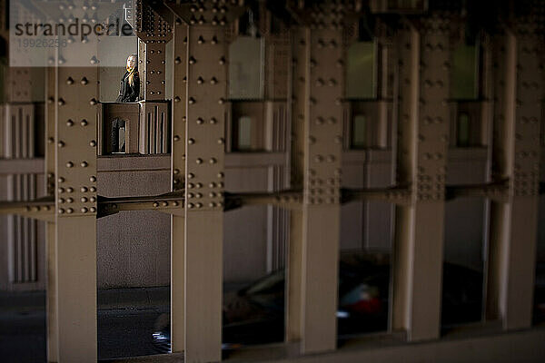 Eine Frau  fotografiert unter einer Brücke in der Innenstadt von Albuquerque  N.M.