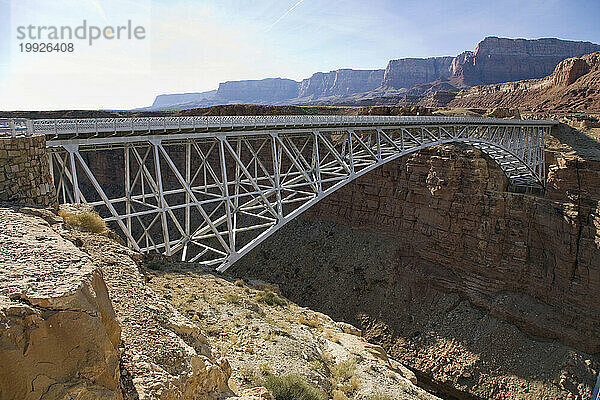 Der malerische Highway US 89A überquert den Colorado River im Marble Canyon über die historische Navajo Bridge  Arizona