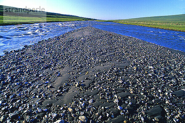Der Fluss fließt nach Norden durch die Küstenebene und das 1002-Gebiet des Arctic National Wildlife Refuge in Alaska.