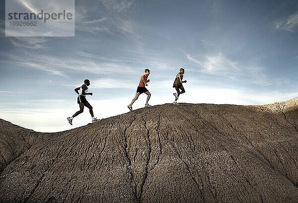 Drei Läufer bei einem Marathon-Trainingslauf in New Mexico