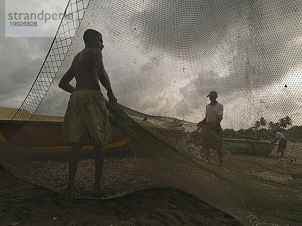 Fischer organisieren ihre Netze nach einem Angelmorgen